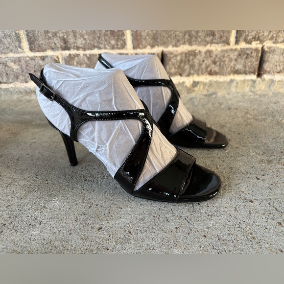Bandolino Like New Black Patent Leather Heels 6.5 - Picture 2 of 10